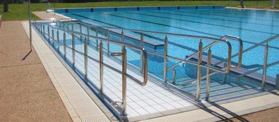 imagen de acceso mediante rampa accesible a una piscina olimpica