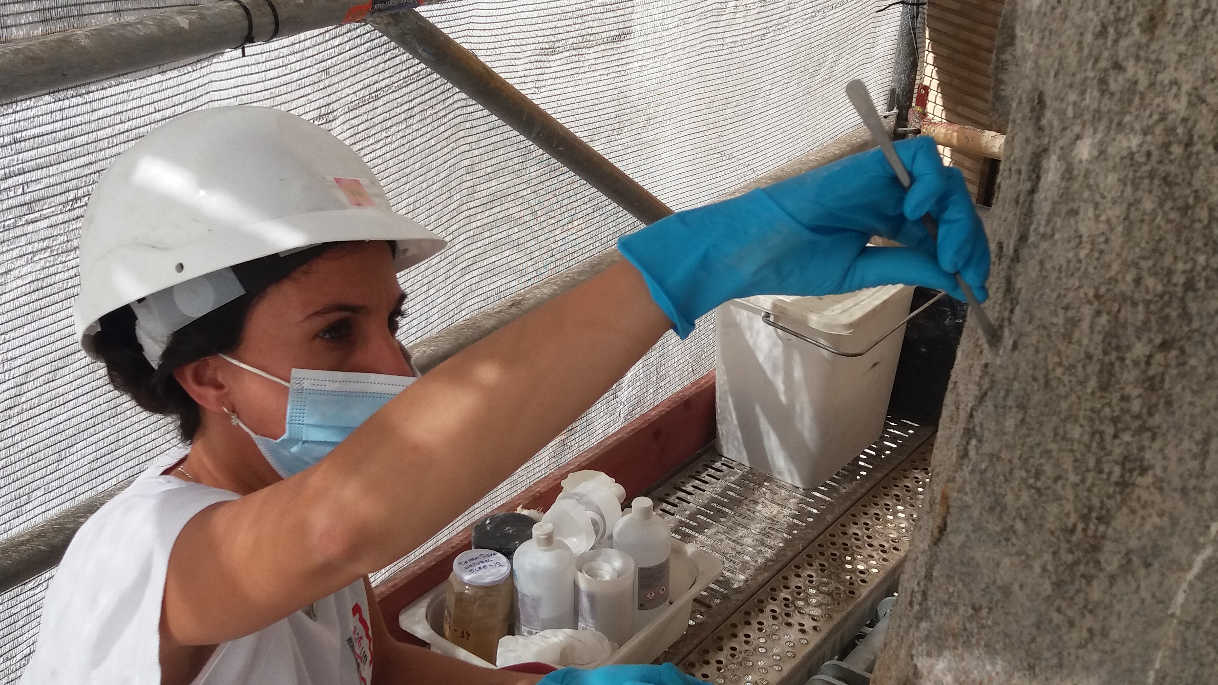 Trabajadora Artyco trabajando 