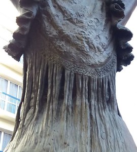 PASTORA IMPERIO (PATINAS ANTES).JPG Ejemplo de las pátinas de suciedad que presentaba el monumento antes de los tratamientos aplicados