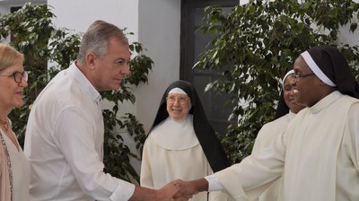 Alcalde Sanz con religiosas Alcalde Sanz con religiosas