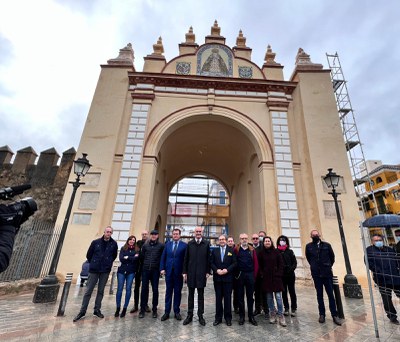 foto de grupo delante del Arco restaurado