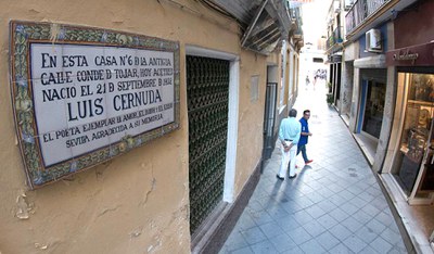 Imagen de la fachada de la casa, en la calle Acetres y del azulejo homenaje
