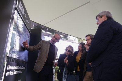 alcalde explicando proyecto a grupo de vecinos