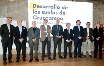 Alcalde con Junta de Compensación de suelos Cruzcampo y arquitecto proyecto urbanización