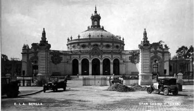 Fotografía antigua del Casino de la Exposición con verja a la entrada