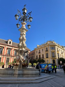 Fuente Plaza Virgen de los Reyes Fuente Plaza Virgen de los Reyes