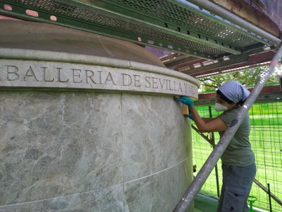 Monumento a la Condesa de Barcelona (primer plano trabajos de limpieza sobre el pedestal) Monumento a la Condesa de Barcelona (primer plano trabajos de limpieza sobre el pedestal)