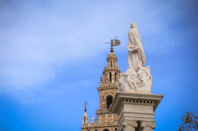 La Inmaculada Concepción y la Giralda La Inmaculada Concepción y la Giralda