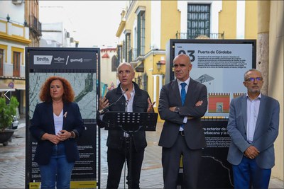 MURALLA EXTRAMUROS. INICIO. Alcalde en el Arco
