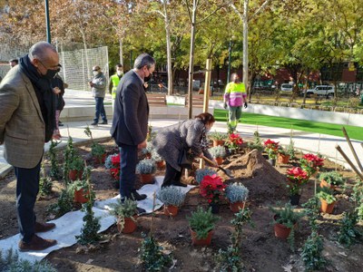 Alcalde, delegado y vecina plantando Alcalde, delegado y vecina plantando