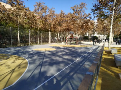 Zona deportiva con nuevas porterías y canasta para baloncesto Zona deportiva con nuevas porterías y canasta para baloncesto