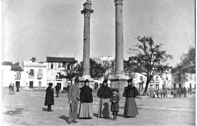 sevillanos del siglo XIX delante de las columnas