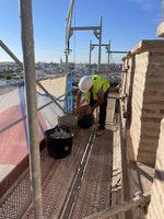 Obrero en andamio Obrero en andamio
