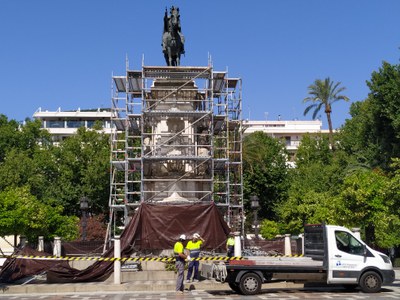 Vista general estatua Rey San Fernando con andamios y empresa andamiaje