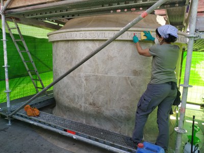 Monumento a la Condesa de Barcelona (trabajos de limpieza sobre el pedestal) Monumento a la Condesa de Barcelona (trabajos de limpieza sobre el pedestal)