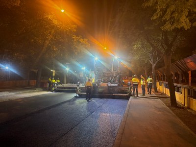 Trabajos de fresado del pavimento de la calzada de la Avenida Alcalde Manuel del Valle durante la noche