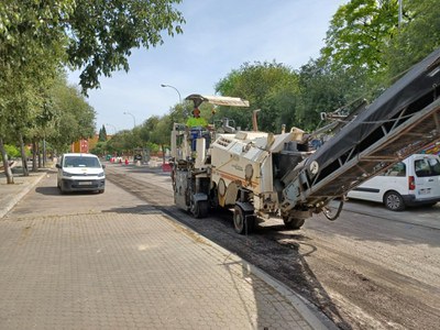 Trabajos de renovación del firme de la calzada de una de las decenas de calles que se han mejorado este año en la ciudad