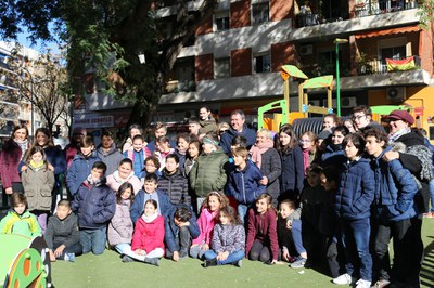 El alcalde y la delegada del distrito posan con representantes de la comunidad educativa en la recién remodelada Plaza Tívoli