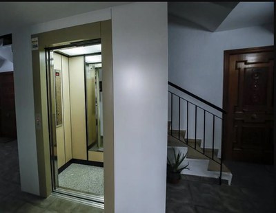 Ascensor abierto en la planta baja de un bloque de pisos