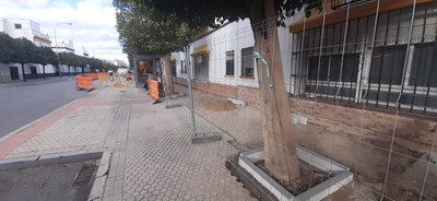 Aspecto del acerado de la calle Almirante Topete tras las obras de ampliación y repavimentación realizadas
