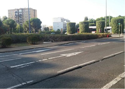 Aspecto de la calzada del tramo de la Ronda del Tamarguillo entre la Avenida de la Paz y la de Hytasa que va a ser reasfaltado