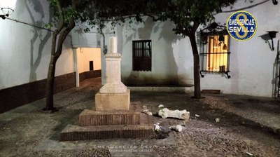 Estado del monumento tras los actos de vandalismo sufridos la noche del pasado 22 de octubre, con múltiples fragmentos esparcidos por el suelo de la plaza