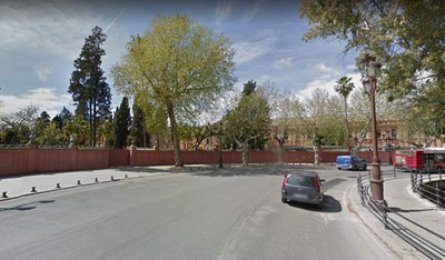 Imagen de la calle Palos de la Frontera con el Palacio de San Telmo al fondo