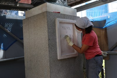 Trabajos de limpieza y conservación del pedestal del monumento a Cervantes en la calle Entrecárceles