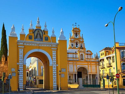 Vista frontal del Arco de la Macarena, a la espalda del cual destaca la Basiílica