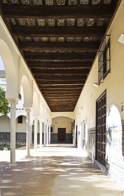 Uno de los pasillos del claustro rehabilitado del antiguo Convento de Santa Clara 