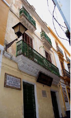 Fachada de la Casa de nacimiento del poeta sevillano Luis Cernuda, en la calle Acetres