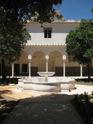 Vista parcial del claustro del antiguo convento y de la fuente central que preside el mismo