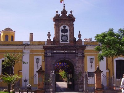 Fachada principal de la Real Fábrica de Artillería, en la calle Eduardo Dato