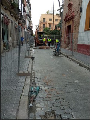 Máquinas y operarios de la empresa encargada de las obras trabajan sobre la calzada de la calle Alfonso XII, a la altura de la iglesia de San Gregorio