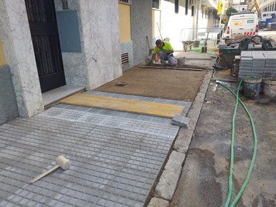 Obras de repavimentación y ampliación de acerados de la calle Maestro Guridi, en el barrio de Triana