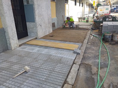 Obras de repavimentación y ampliación de acerados de la calle Maestro Guridi, en el barrio de Triana