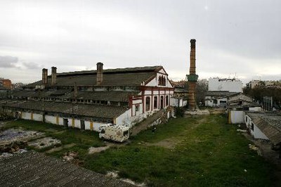 Naves y chimenea de la antigua fábrica de vidrio