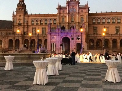 Mesas dispuestas en el centro de la Plaza de España para la celebración de un acto