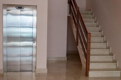 Imagen de un ascensor en un edificio residencial