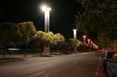Las lámparas del alumbrado de la Avenida de Torneo son algunas de las ya sustuidas por luminarias leds 