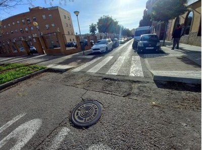 Daños que presenta la calzada de la calle Pakistán, en Sevilla Este