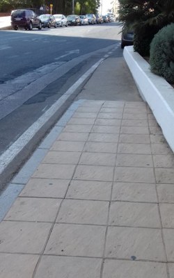 Imagen del acerado de la Avda. de Jerez en un punto donde su excesivo estrechamiento la hace casi inexistente