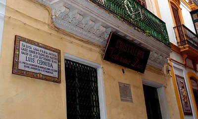 Imagen parcial de la fachada de la casa con el azulejo que recuerda el nacimiento en ella del poeta sevillano