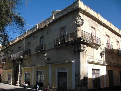 Fachada principal del Palacio del Pumarejo en confluencia con la esquina de la calle Fray Diego de Cádiz