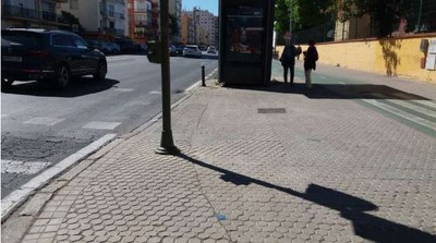 Cruce peatonal de la calle López de Gomara frente al colegio Alfares, que Urbanismo rehará para que sea plenamente accesible