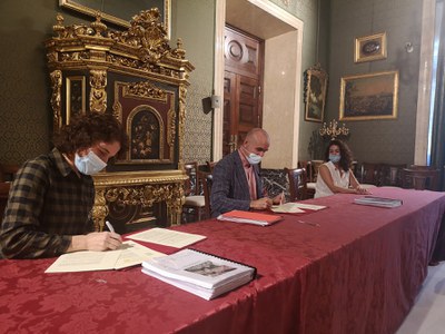 El delegado de Hábitat Urbano y las representantes vecinales de estos dos bloques de viviendas firman los convenios de colaboración
