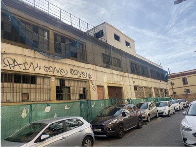Estado de una de las fachadas laterales del edificio