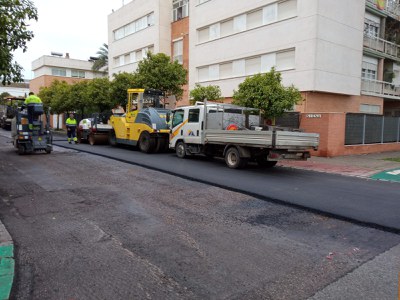 Trabajos de reasfaltado de la calzada de la calle Siena, en el barrio de los Bermejales