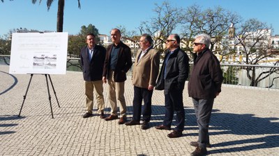 El delegado de Hábitat Urbano, Antonio Muñoz, y el gerente de Urbanismo, Ignacio Pozuelo, junto con técnicos de Urbanismo y de la empresa de obras, junto al tramo de acerado por donde empezarán las obras
