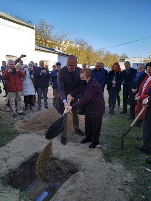 El alcalde de Sevilla, Antonio Muñoz y una vecina del barrio ayudan a enterrar la cápsula del tiempo con la que se inician las obras de urbanización de los suelos de la Fábrica de Vidrio de la Trinidad